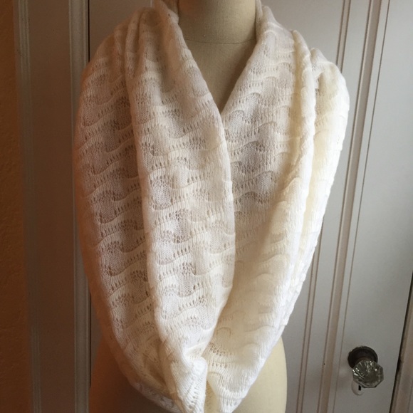 Lord & Taylor Cashmere Infinity Scarf NWT - Picture 3 of 4